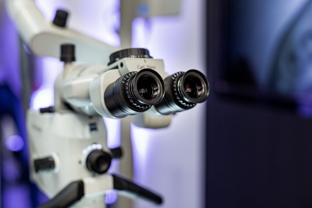 Współczesna stomatologia nieustannie poszukuje nowych, bardziej efektywnych metod leczenia, które nie tylko zwiększają komfort pacjenta, ale również podnoszą precyzję i skuteczność wykonywanych zabiegów