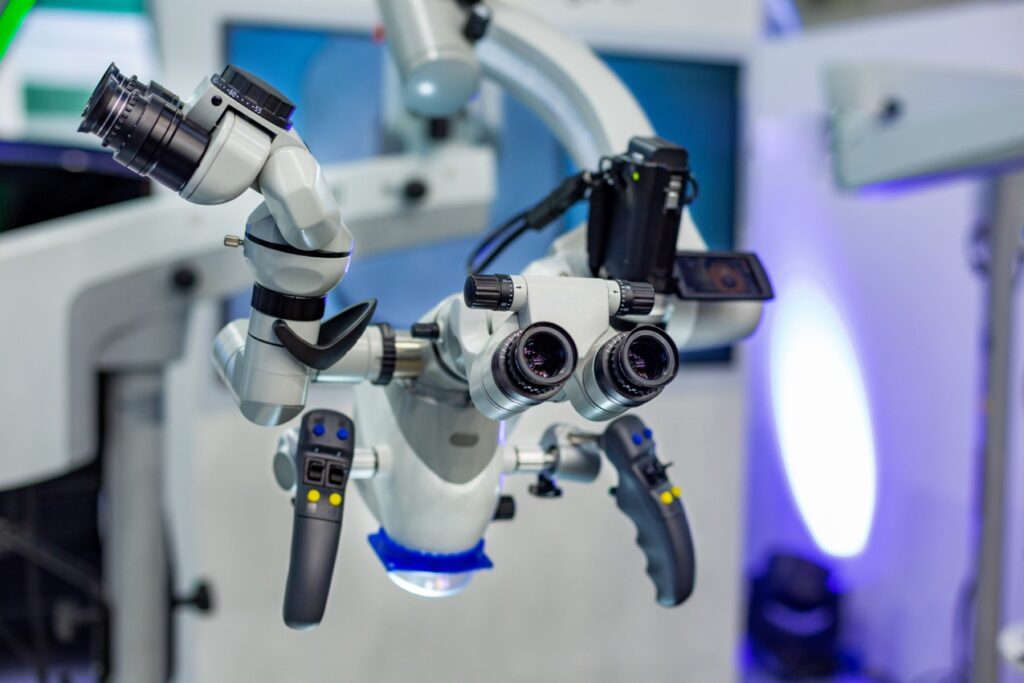 Współczesna stomatologia nieustannie poszukuje nowych, bardziej efektywnych metod leczenia, które nie tylko zwiększają komfort pacjenta, ale również podnoszą precyzję i skuteczność wykonywanych zabiegów