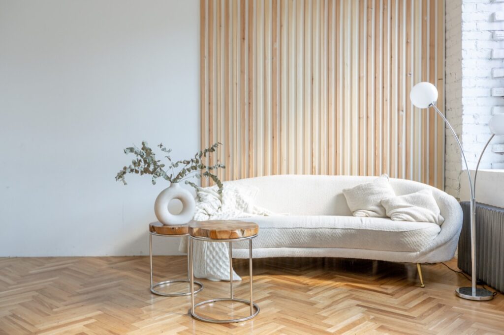 Drewno od wieków stanowi jeden z najbardziej cenionych materiałów wykończeniowych, a jego obecność w nowoczesnych wnętrzach o klasycznym charakterze jest dowodem na to, że moda na naturalne piękno nigdy nie przemija