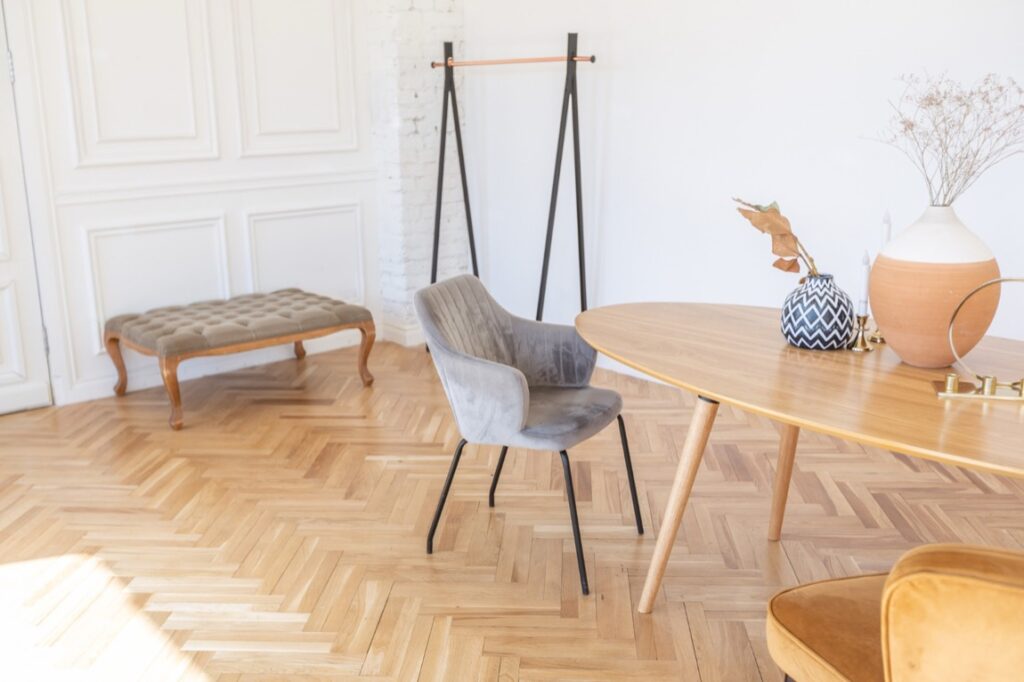 Drewno od wieków stanowi jeden z najbardziej cenionych materiałów wykończeniowych, a jego obecność w nowoczesnych wnętrzach o klasycznym charakterze jest dowodem na to, że moda na naturalne piękno nigdy nie przemija